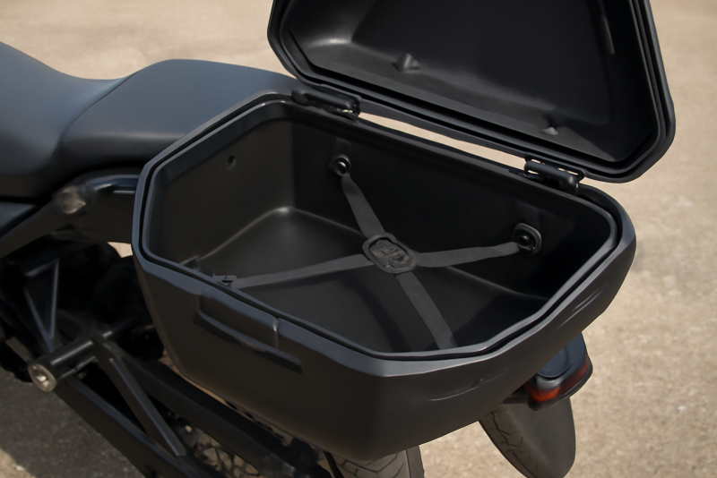coffre moto ouvert montrant rangement intérieur