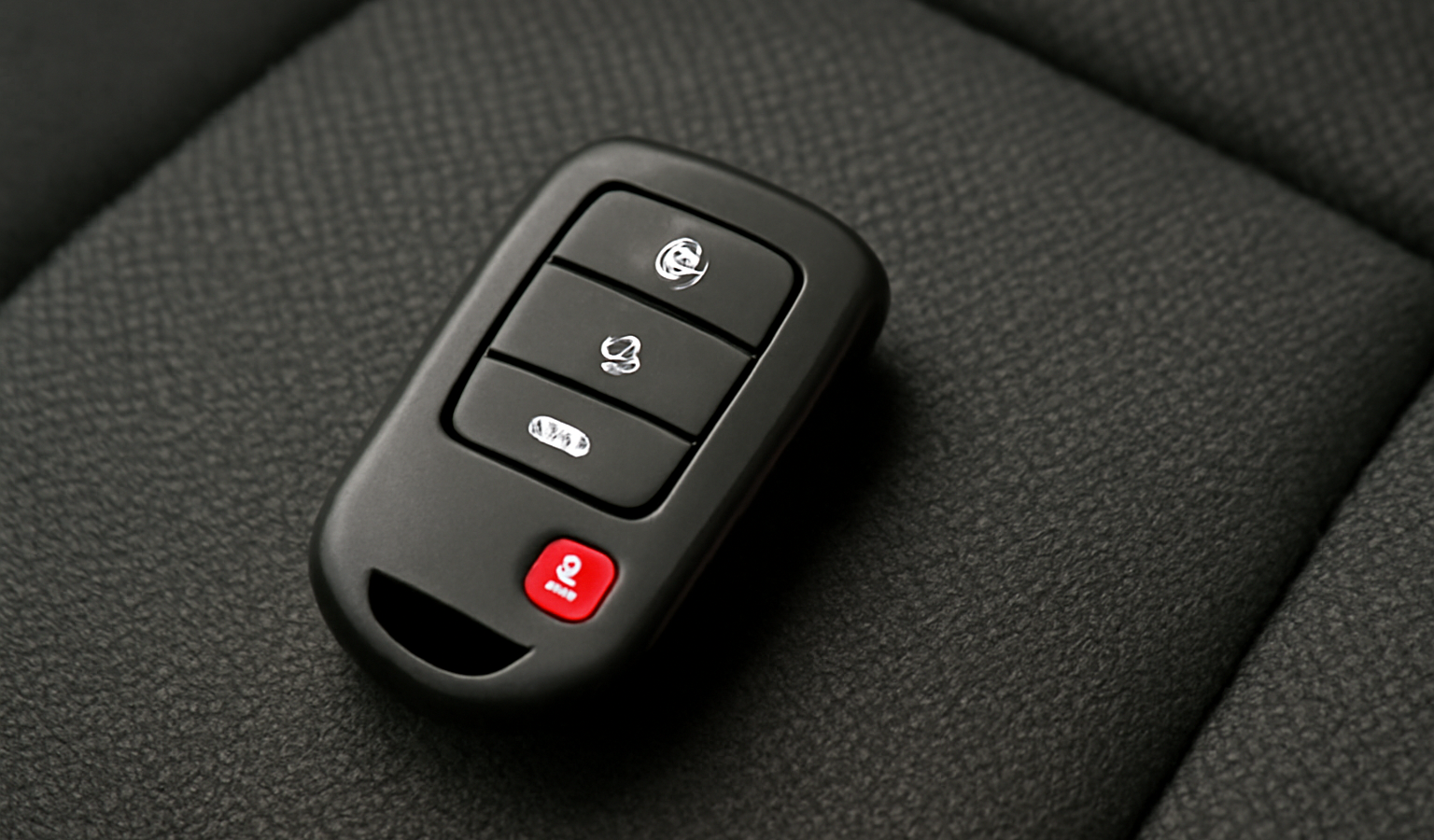 télécommande d'alarme posée sur siège voiture