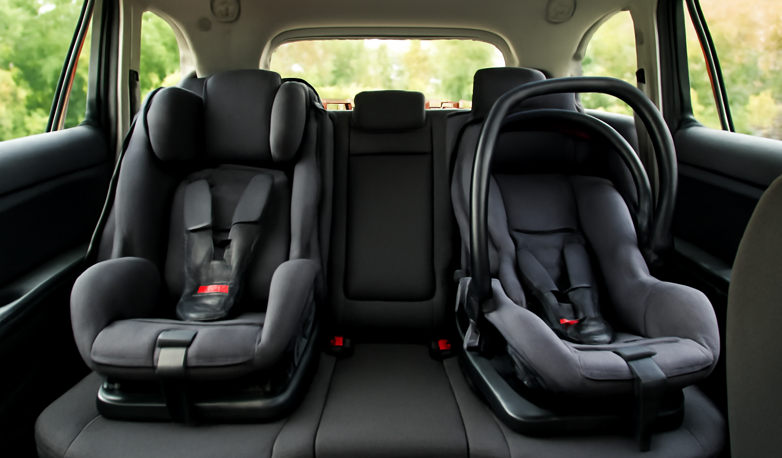 habitacle de voiture familiale avec sièges enfants visibles