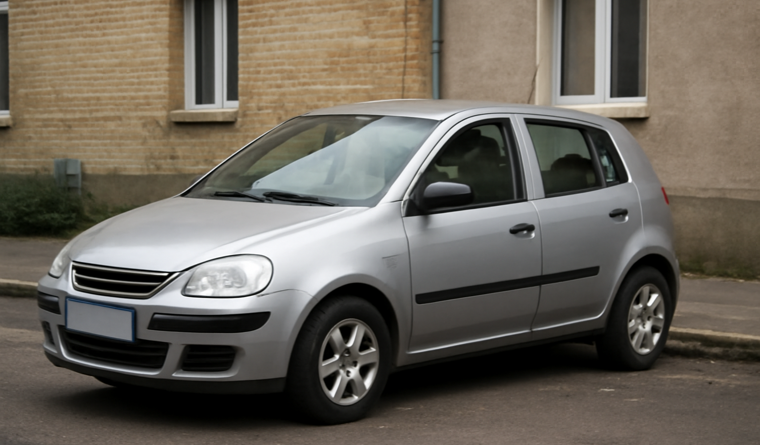 voiture citadine garée en rue