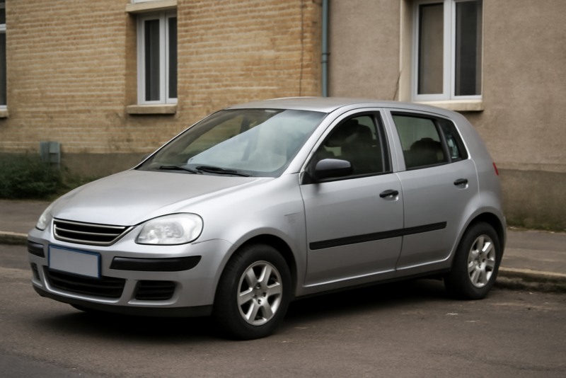 voiture citadine garée en rue