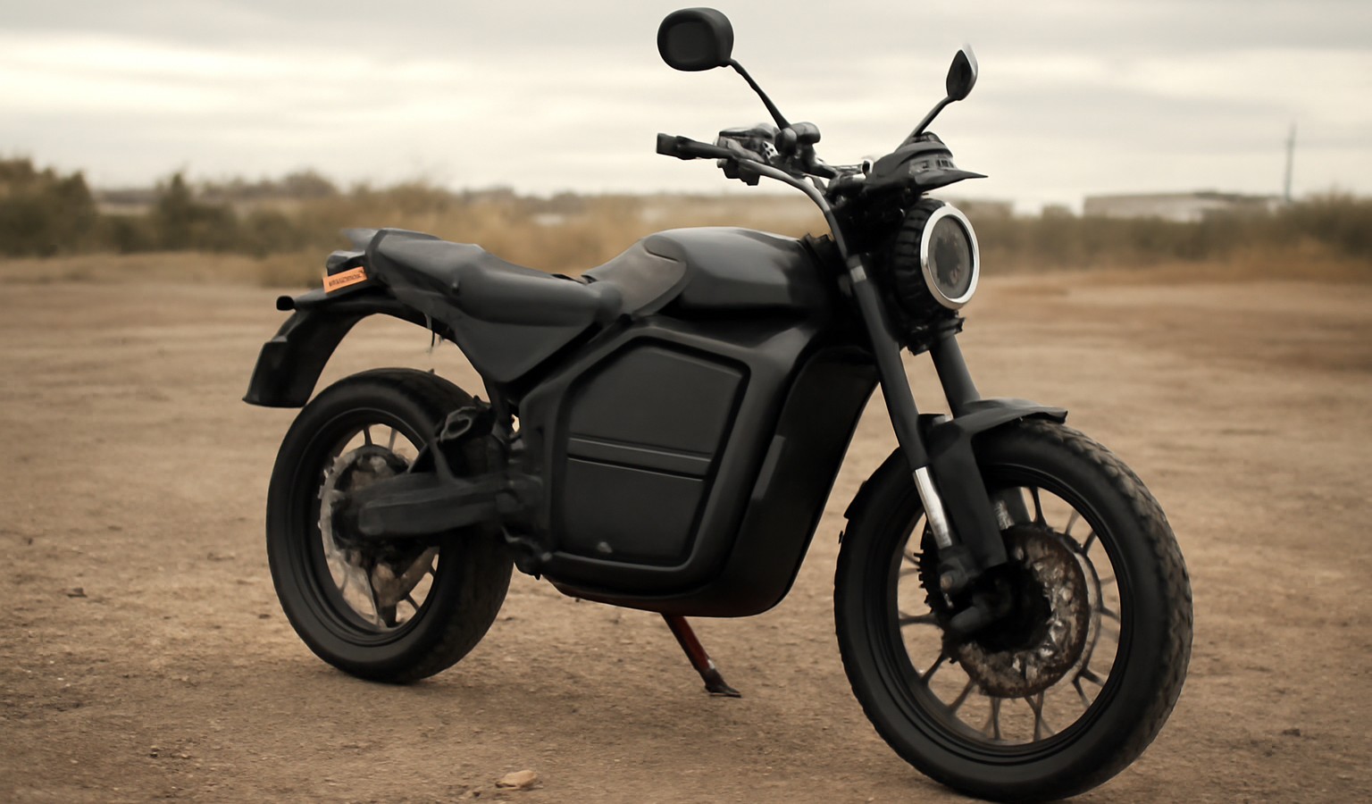 moto electrique posee sur terrain vague