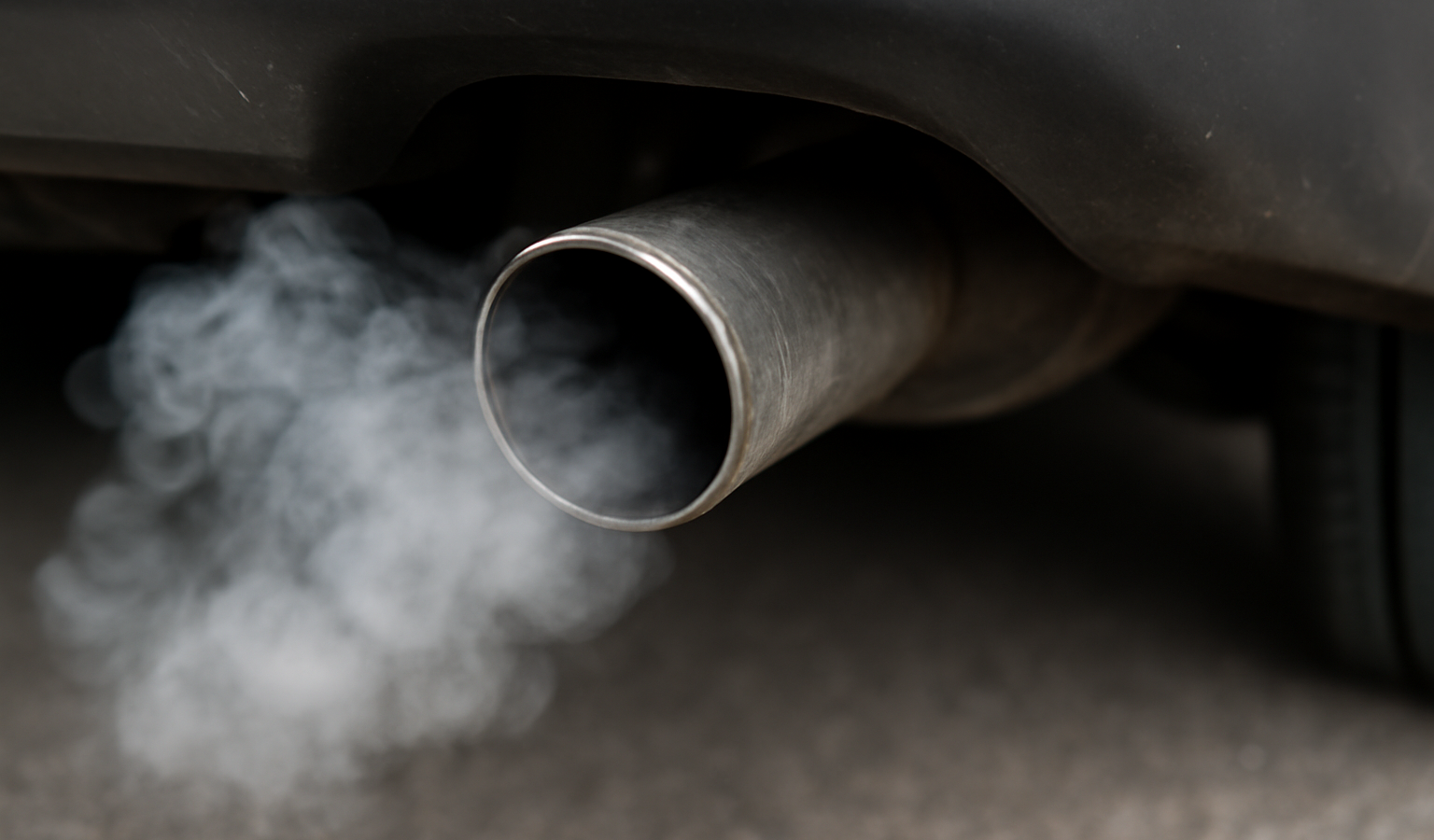 échappement de voiture émettant fumée légère