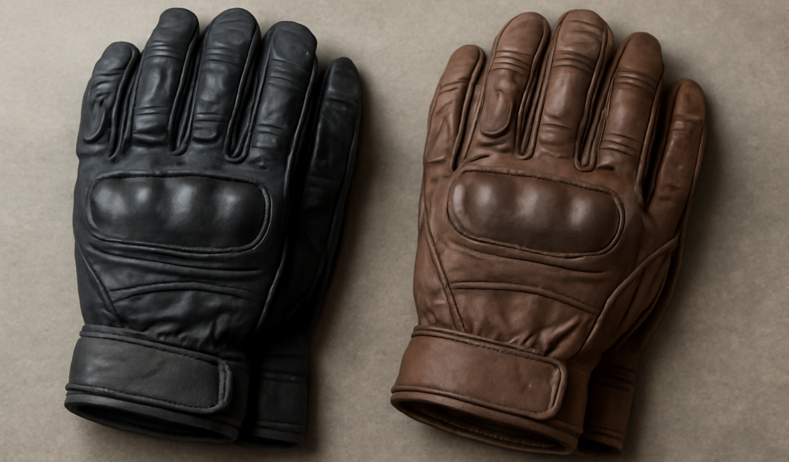 deux paires gants moto posees cote