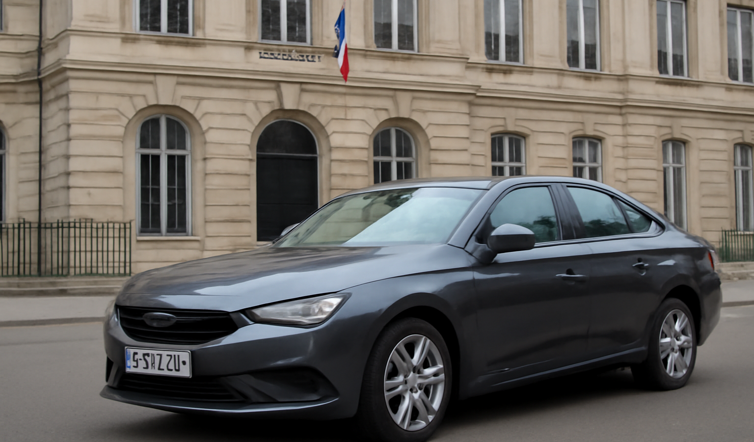 voiture avec plaques temporaires devant préfecture