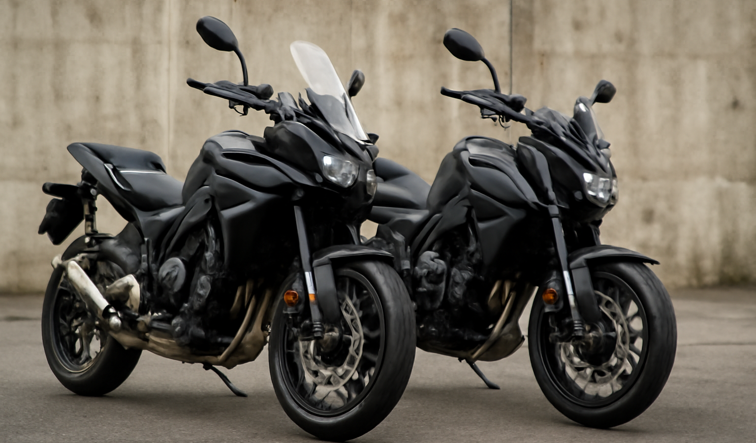 deux motos de route garees cote a cote
