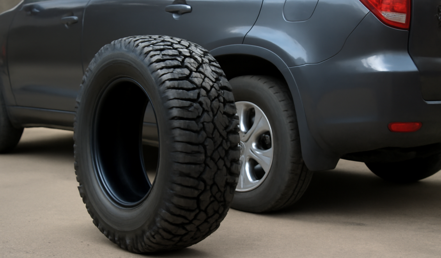 pneu tout-terrain posé à côté SUV