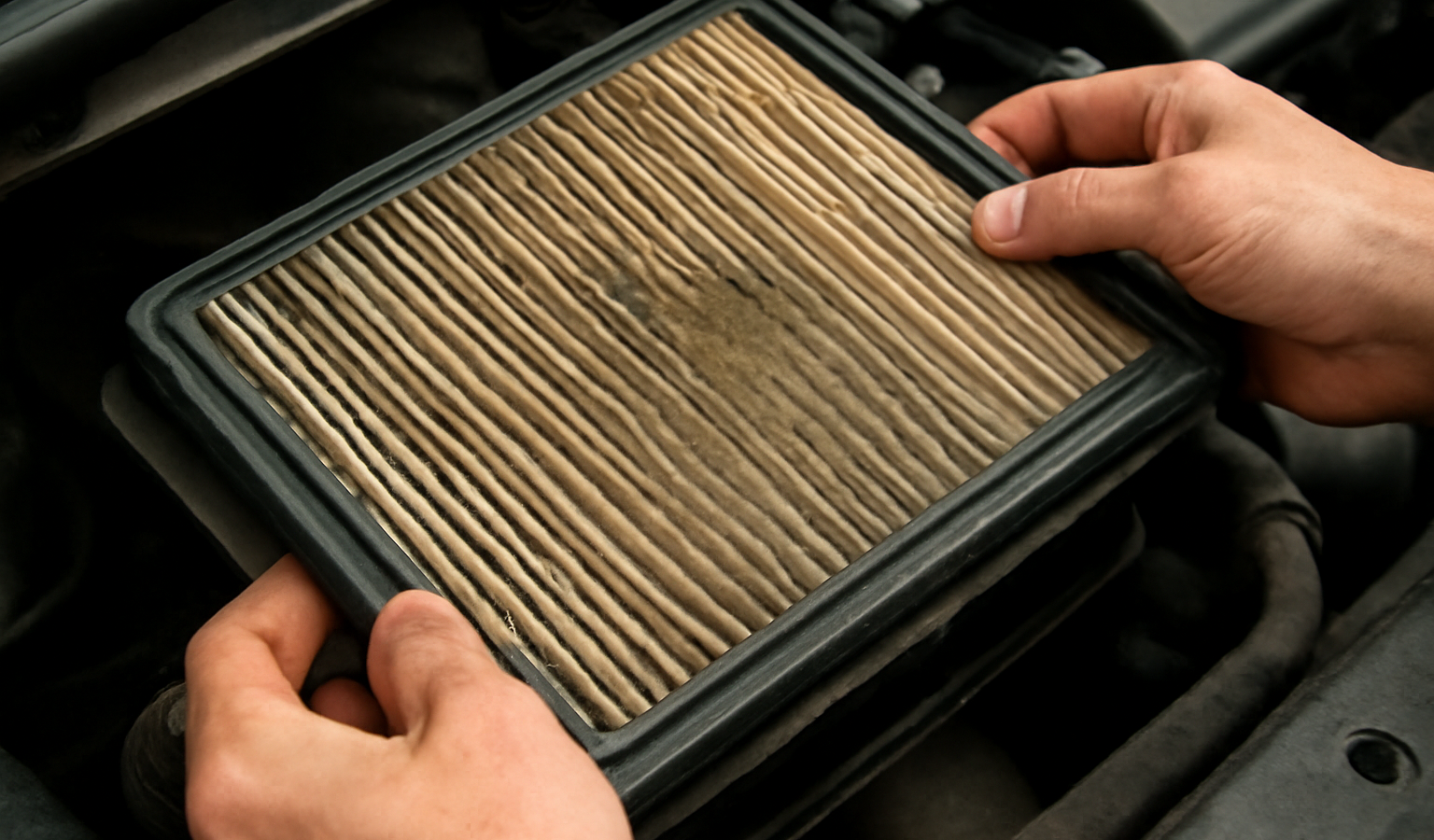mains retirant un filtre à air poussiéreux