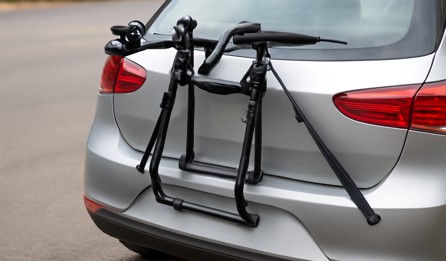 porte-velos fixe sur hayon d un vehicule