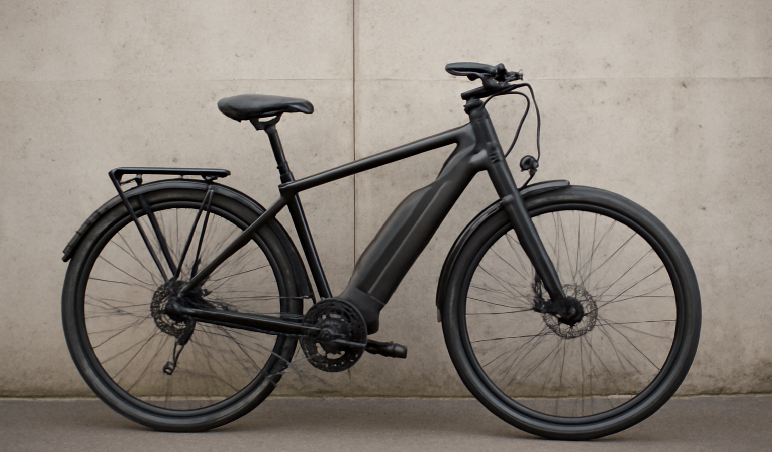 velo urbain electrique pose contre mur beton