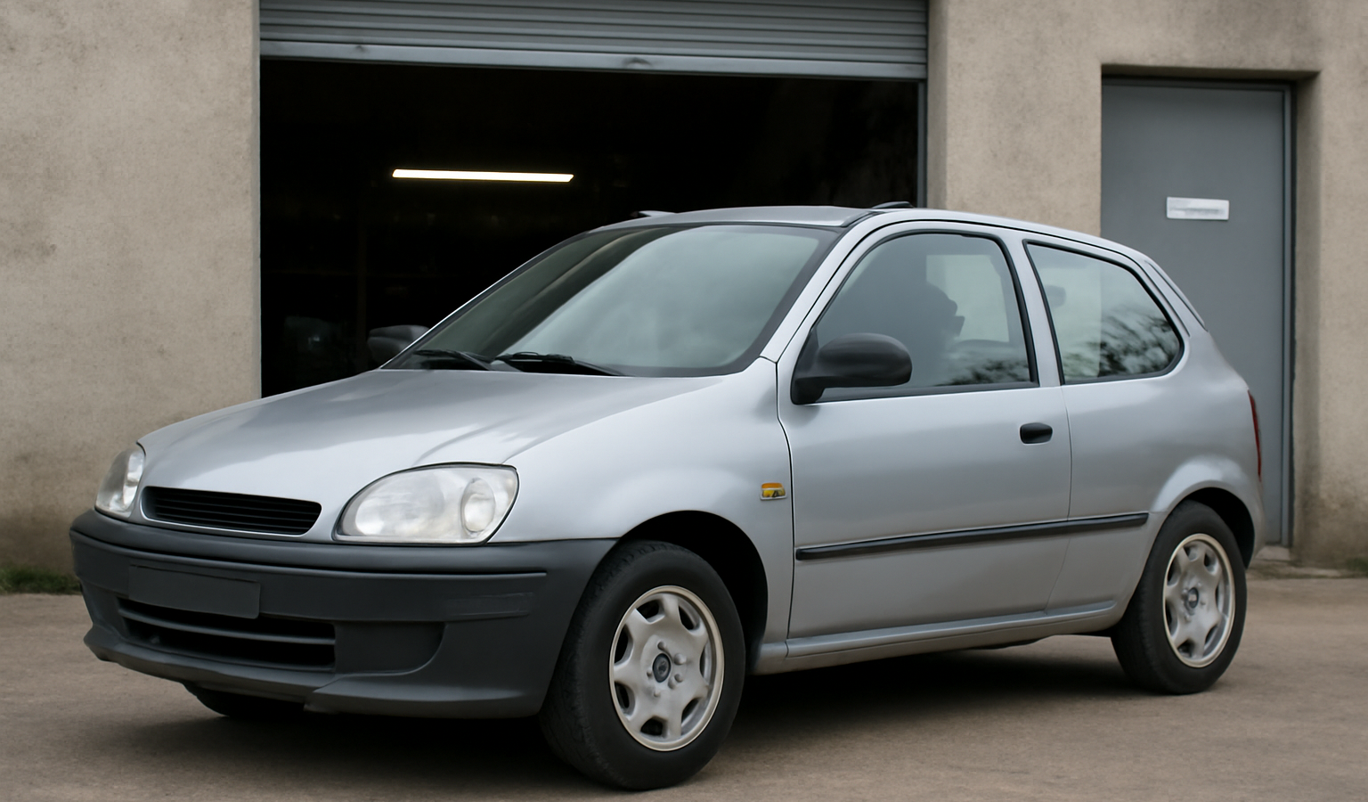 voiture compacte d'occasion devant garage