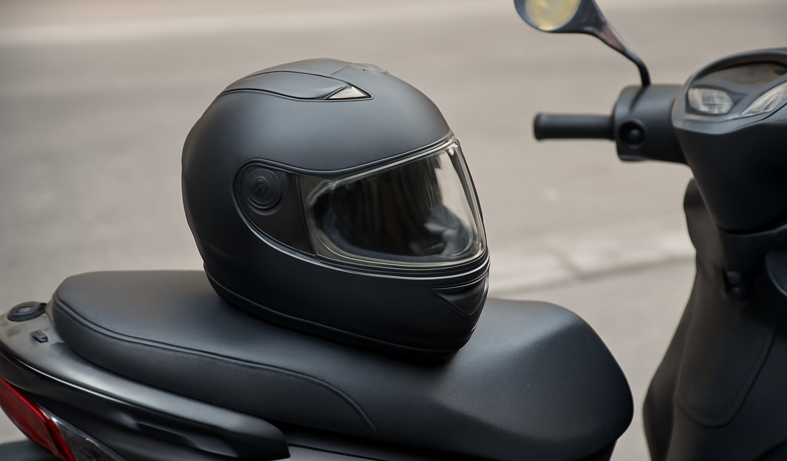 casque moto posé sur siège de scooter