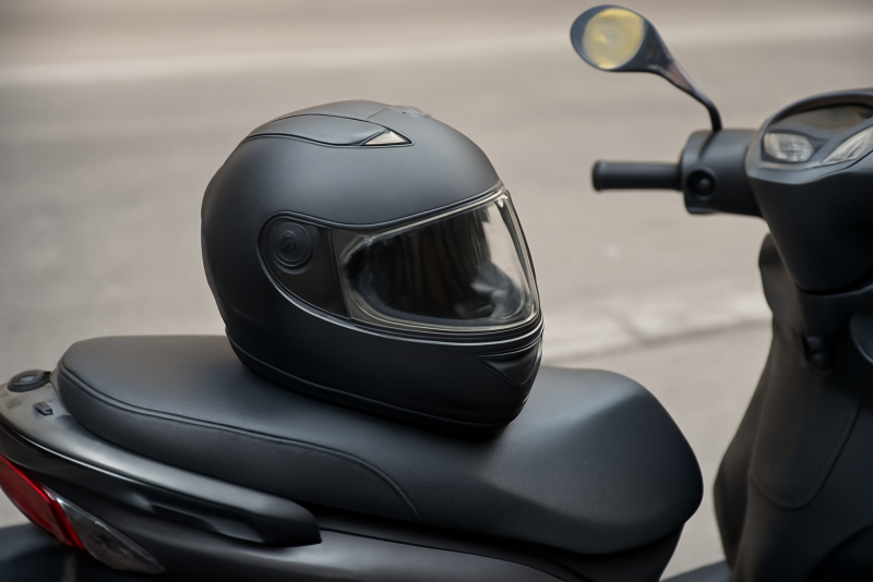 casque moto posé sur siège de scooter
