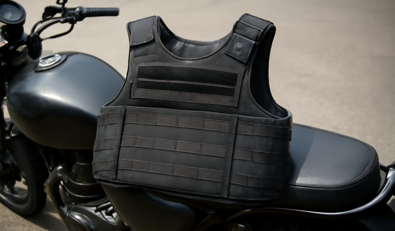 gilet de protection posé sur selle de moto