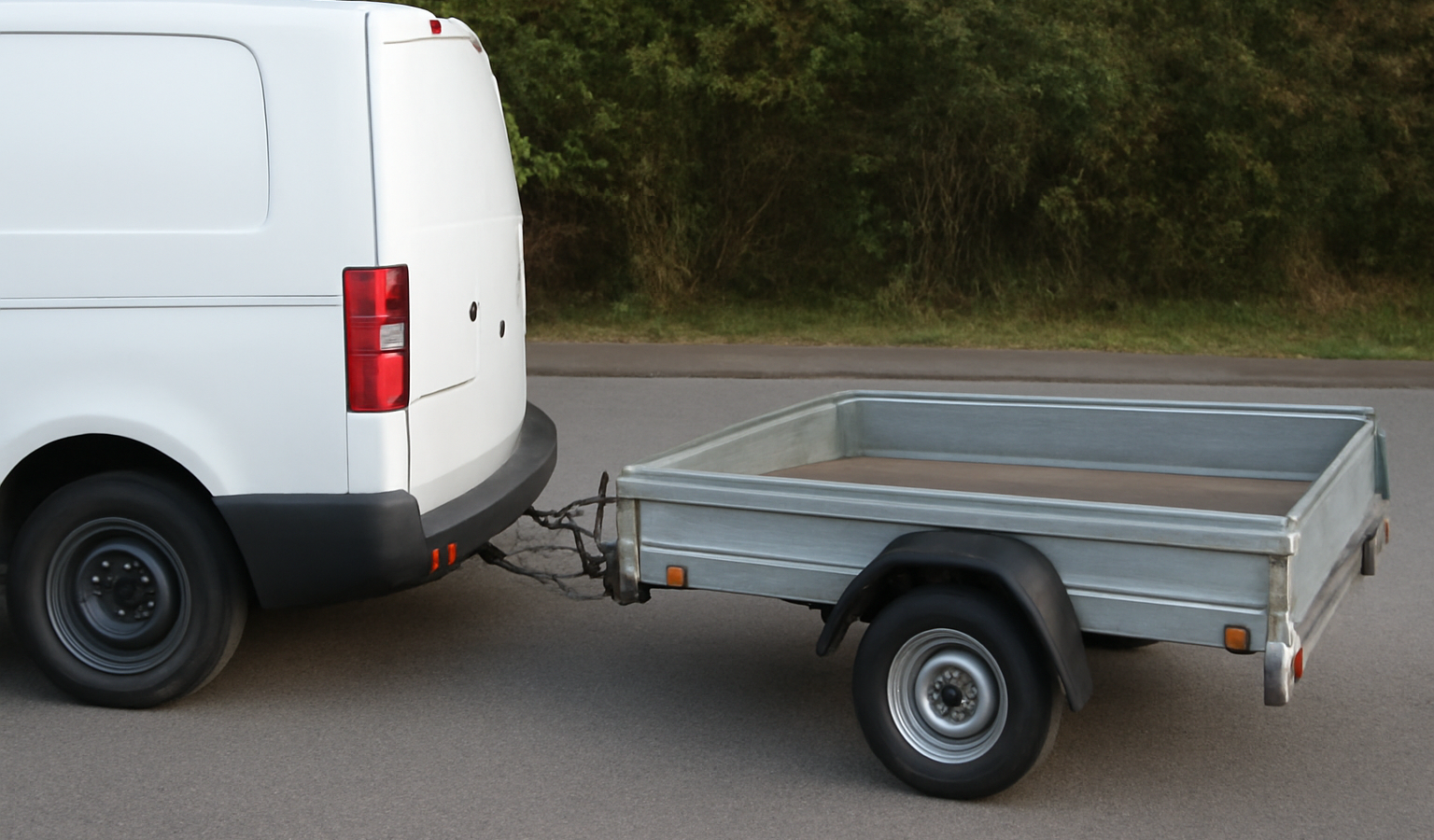 remorque vide attachee a une camionnette