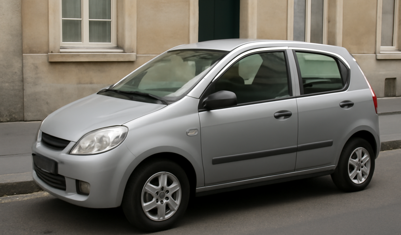 petite voiture citadine garée en rue