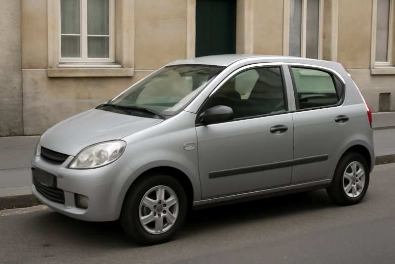petite voiture citadine garée en rue
