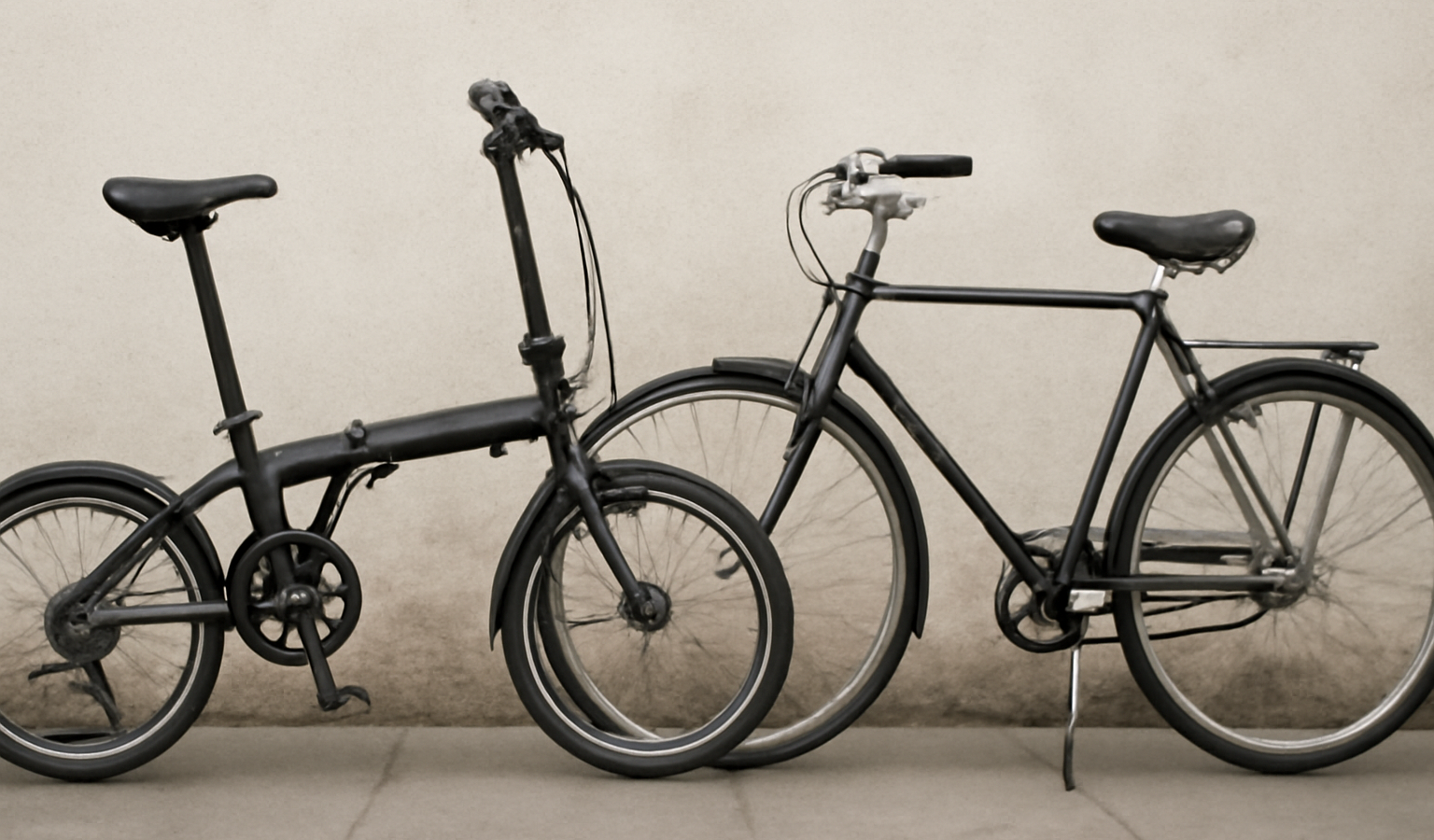 velo pliant et velo classique cote a cote