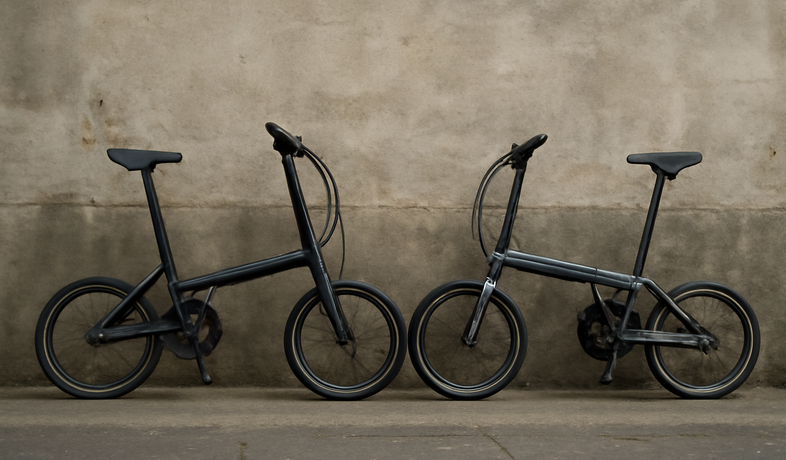 deux velos pliants appuyes sur mur urbain