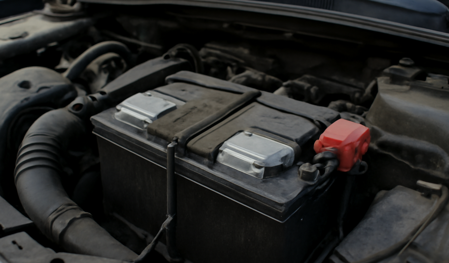 batterie voiture ouverte sous le capot