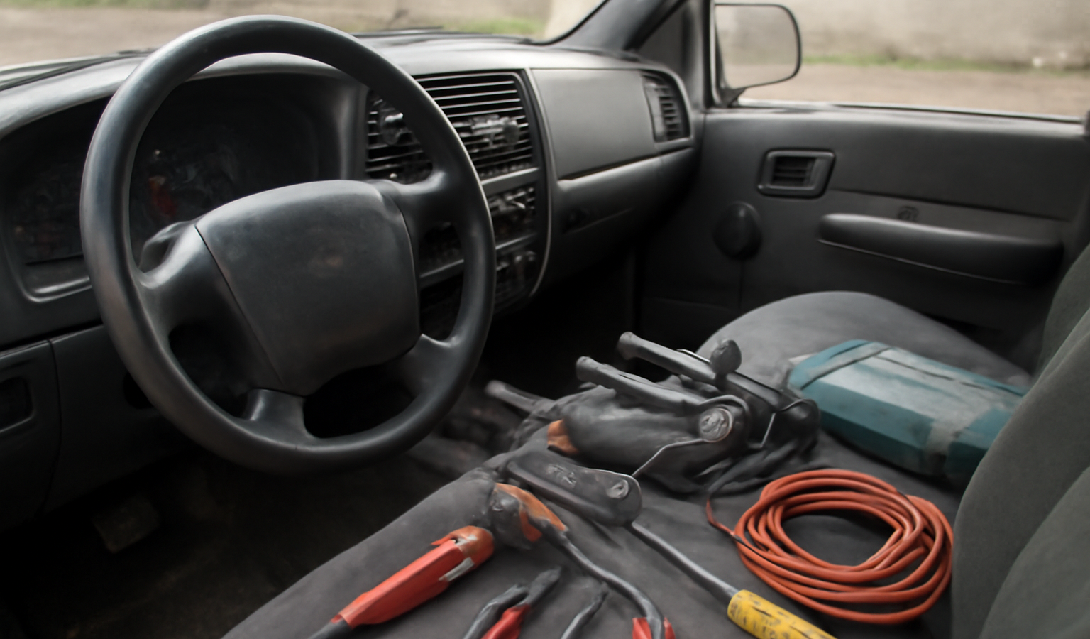 tableau de bord de camionnette avec outils
