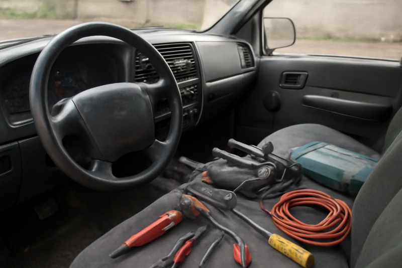 tableau de bord de camionnette avec outils