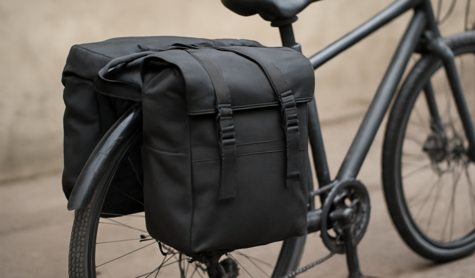 sacoches fixees sur porte-bagages de velo
