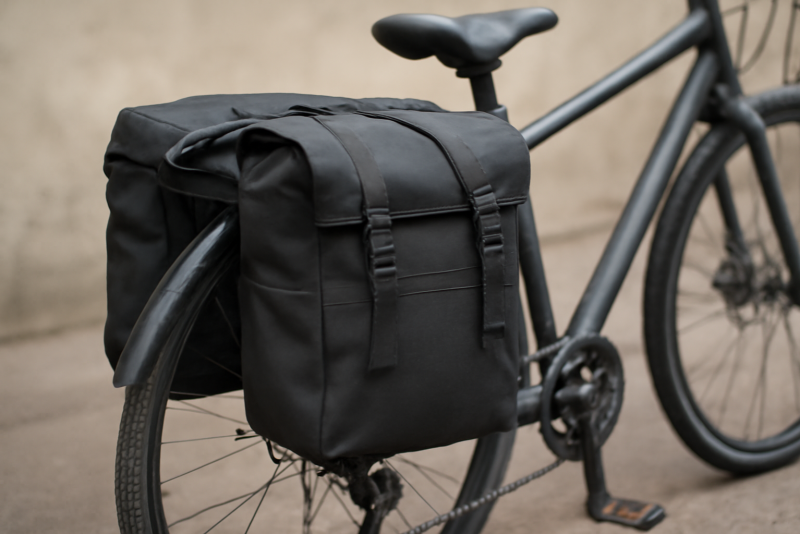 sacoches fixees sur porte-bagages de velo