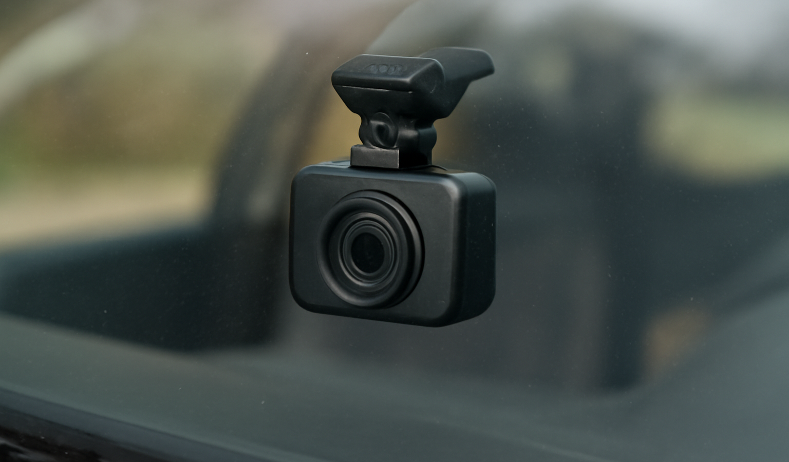 petite caméra posée sur pare-brise de voiture
