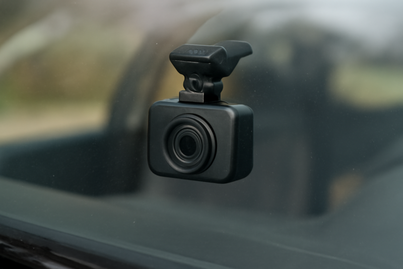 petite caméra posée sur pare-brise de voiture