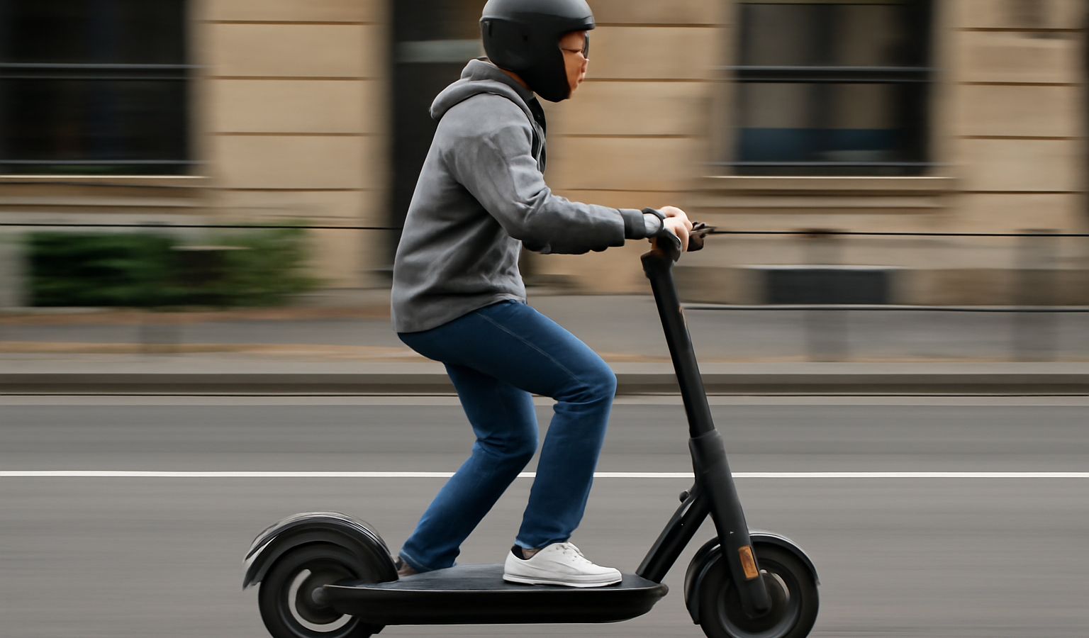 personne conduisant scooter electrique urbain