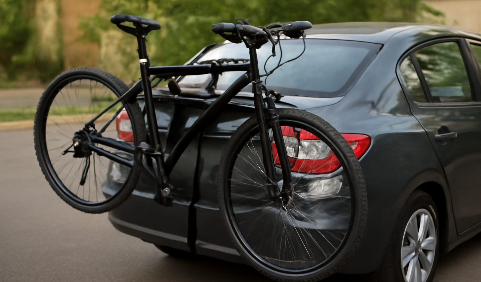 porte-vélos fixé sur coffre d'une voiture