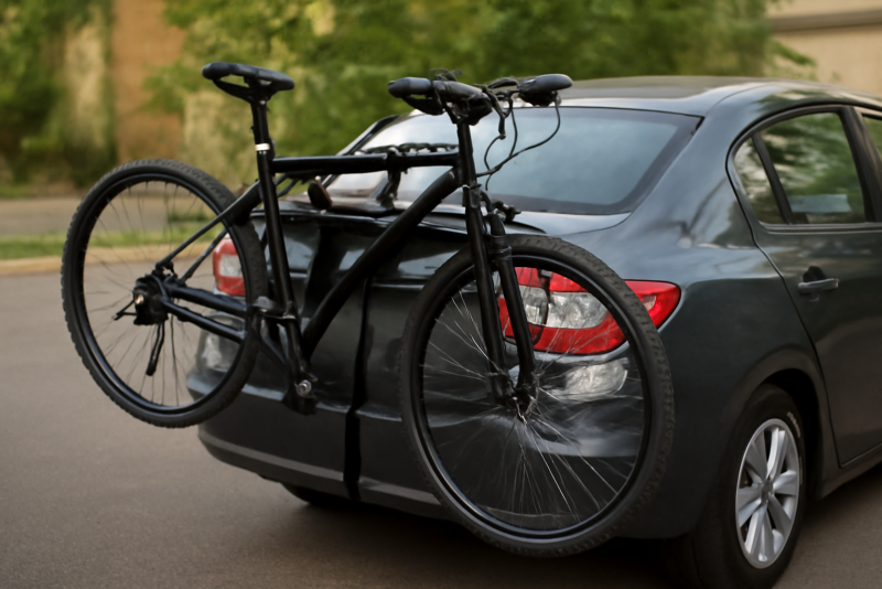 porte-vélos fixé sur coffre d'une voiture