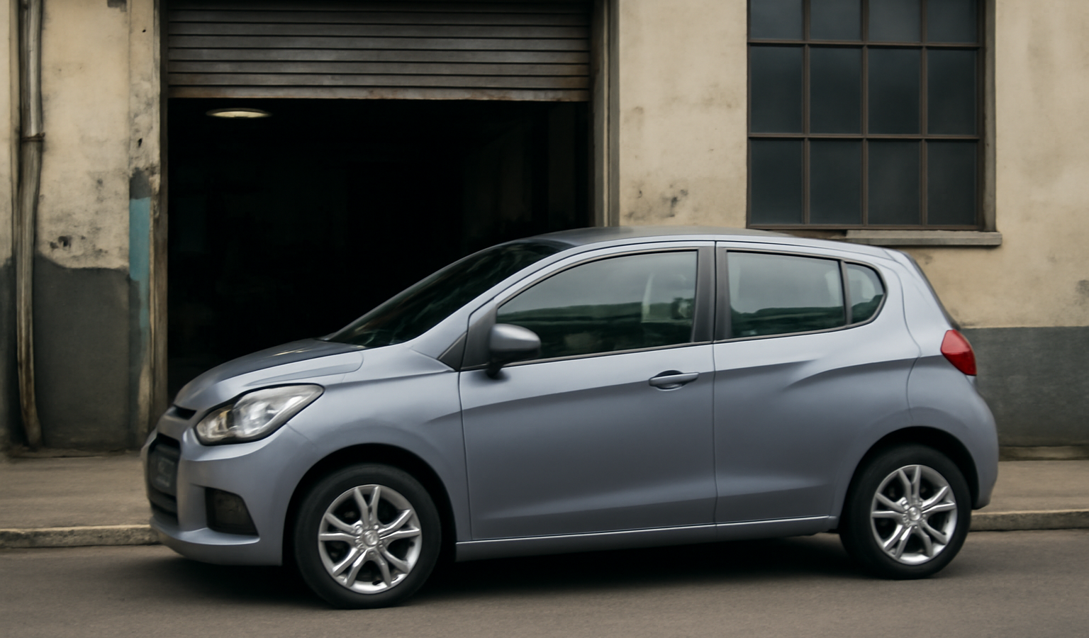 voiture citadine garée devant atelier