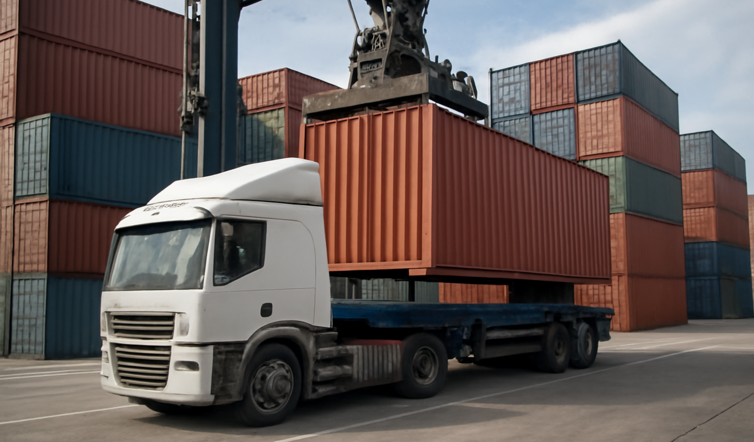 camion charge containers sur quai logistique