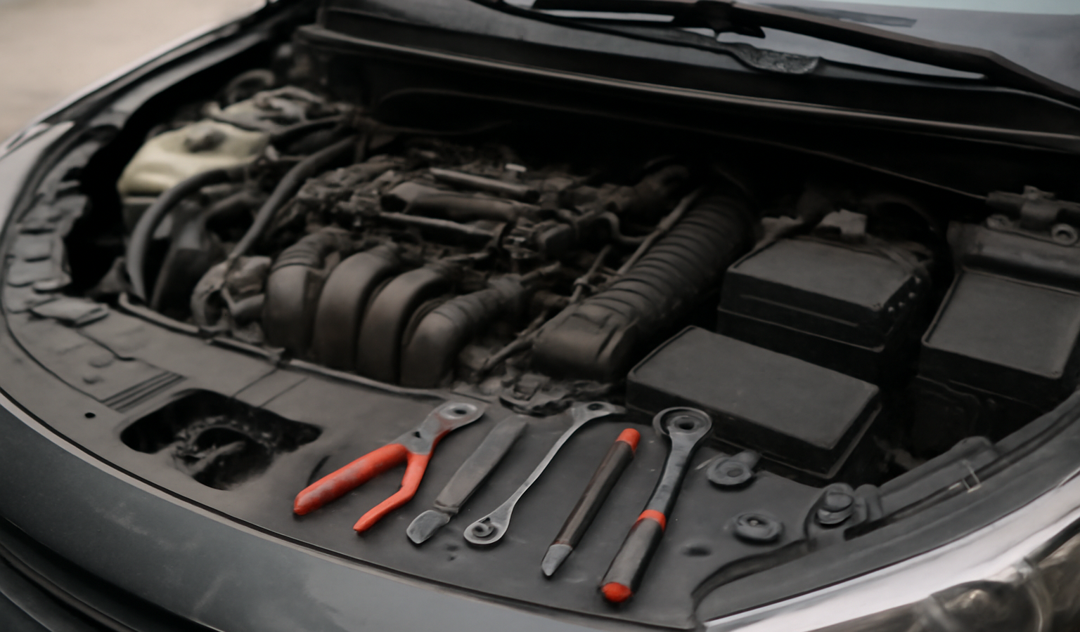 capot ouvert avec outils disposes