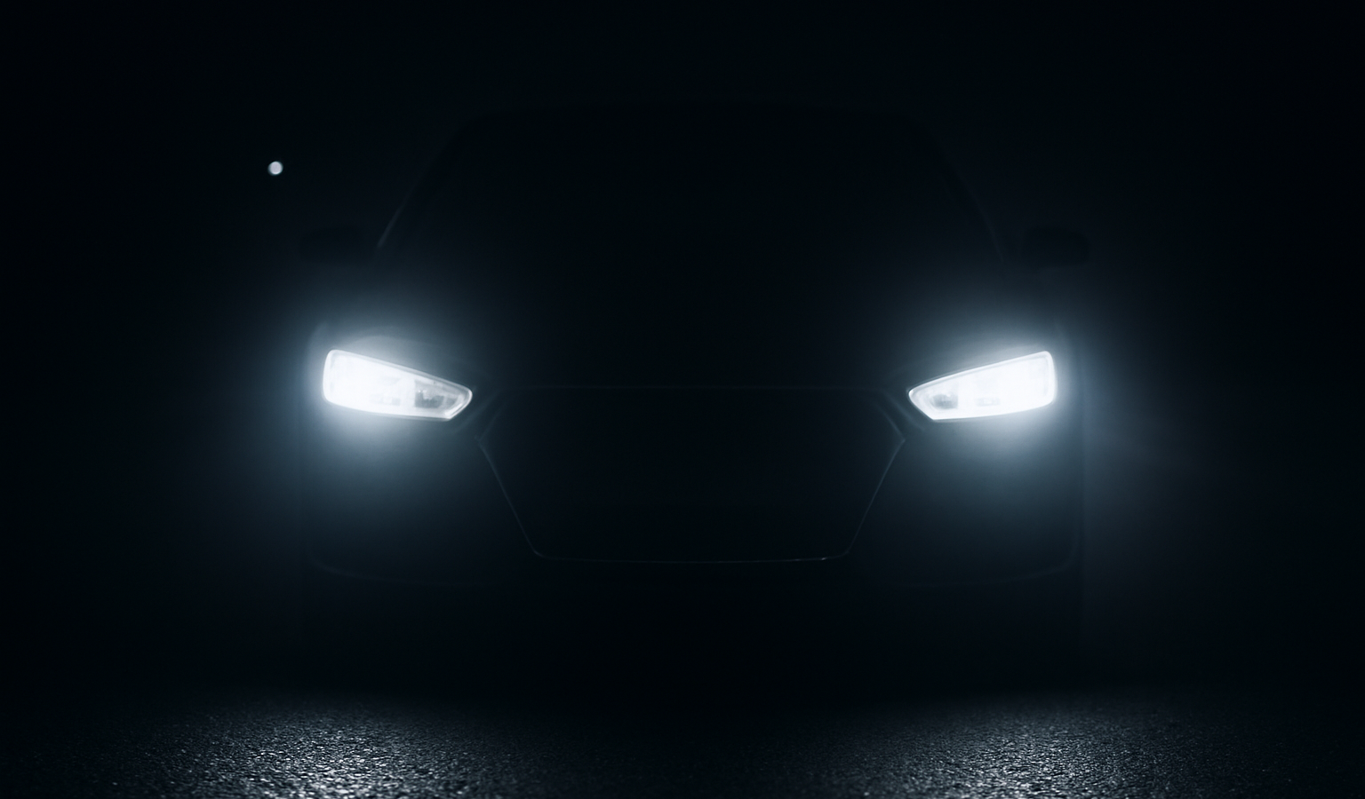 phares allumes d'une voiture la nuit