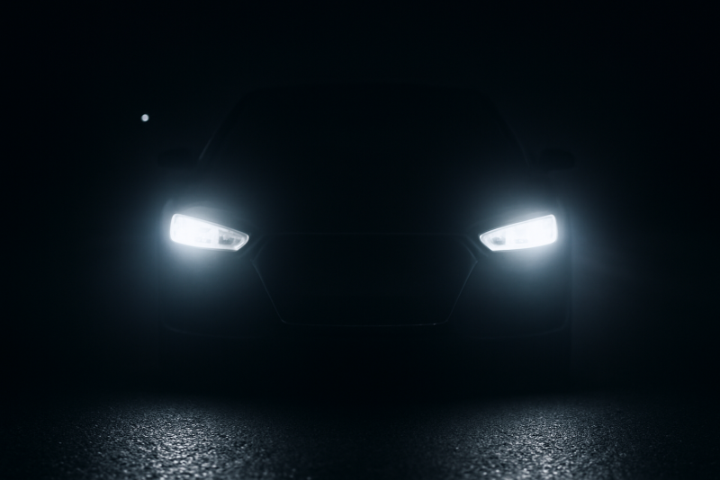 phares allumes d'une voiture la nuit