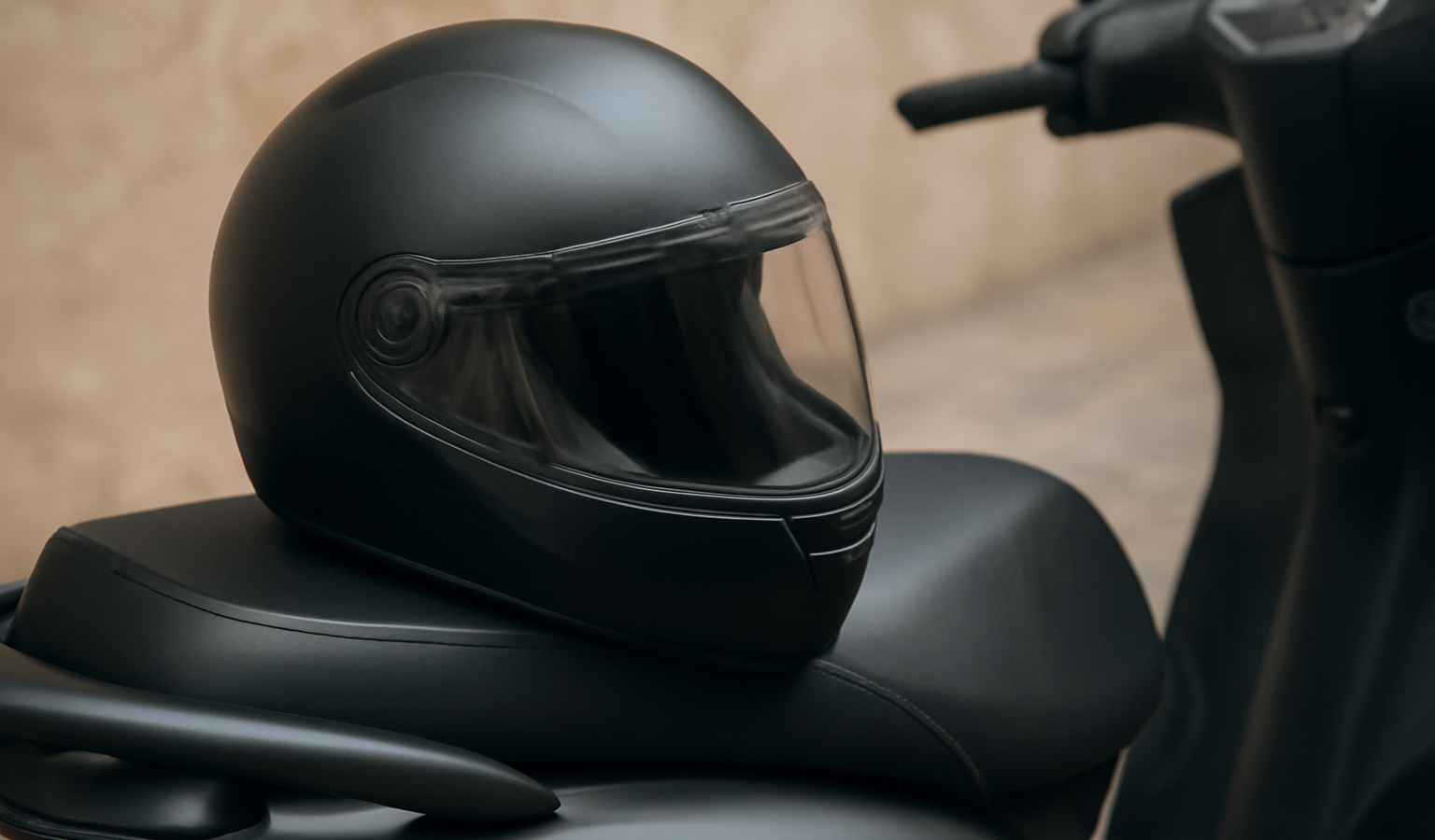 casque posé sur siège de scooter