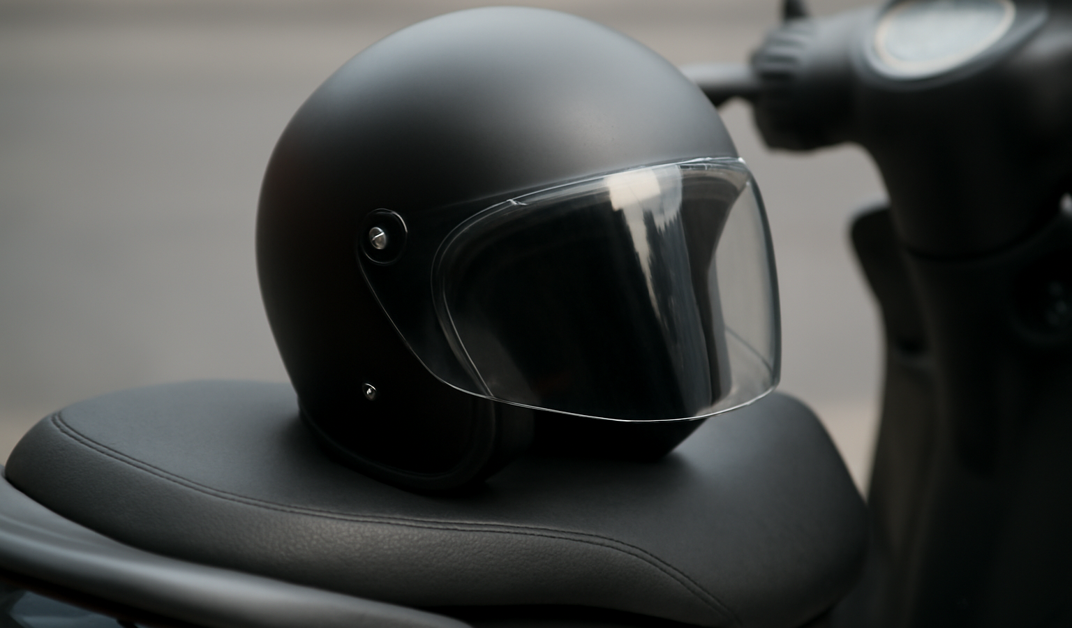 casque posé sur siège de scooter