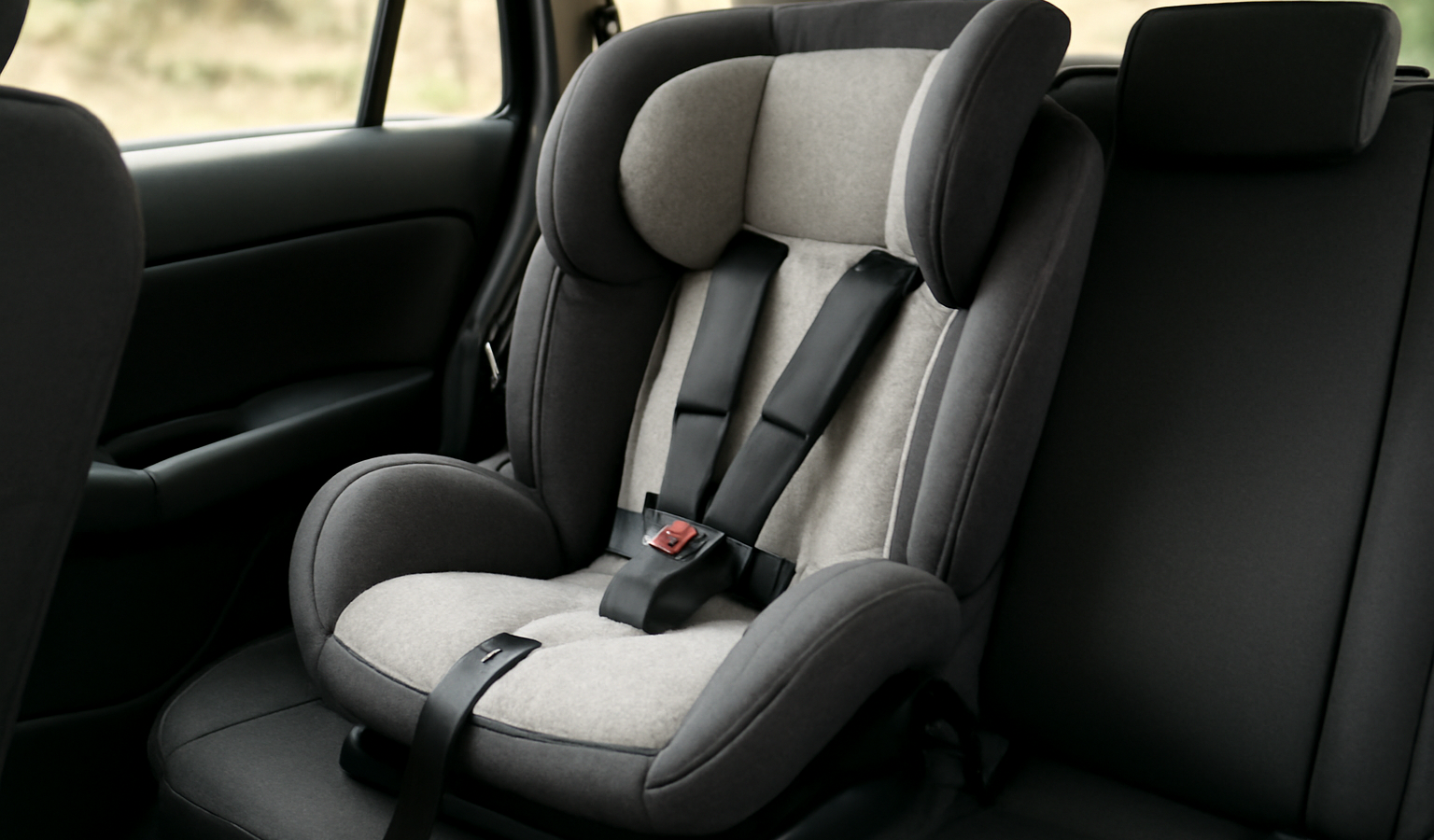 siege enfant installe dans voiture familiale