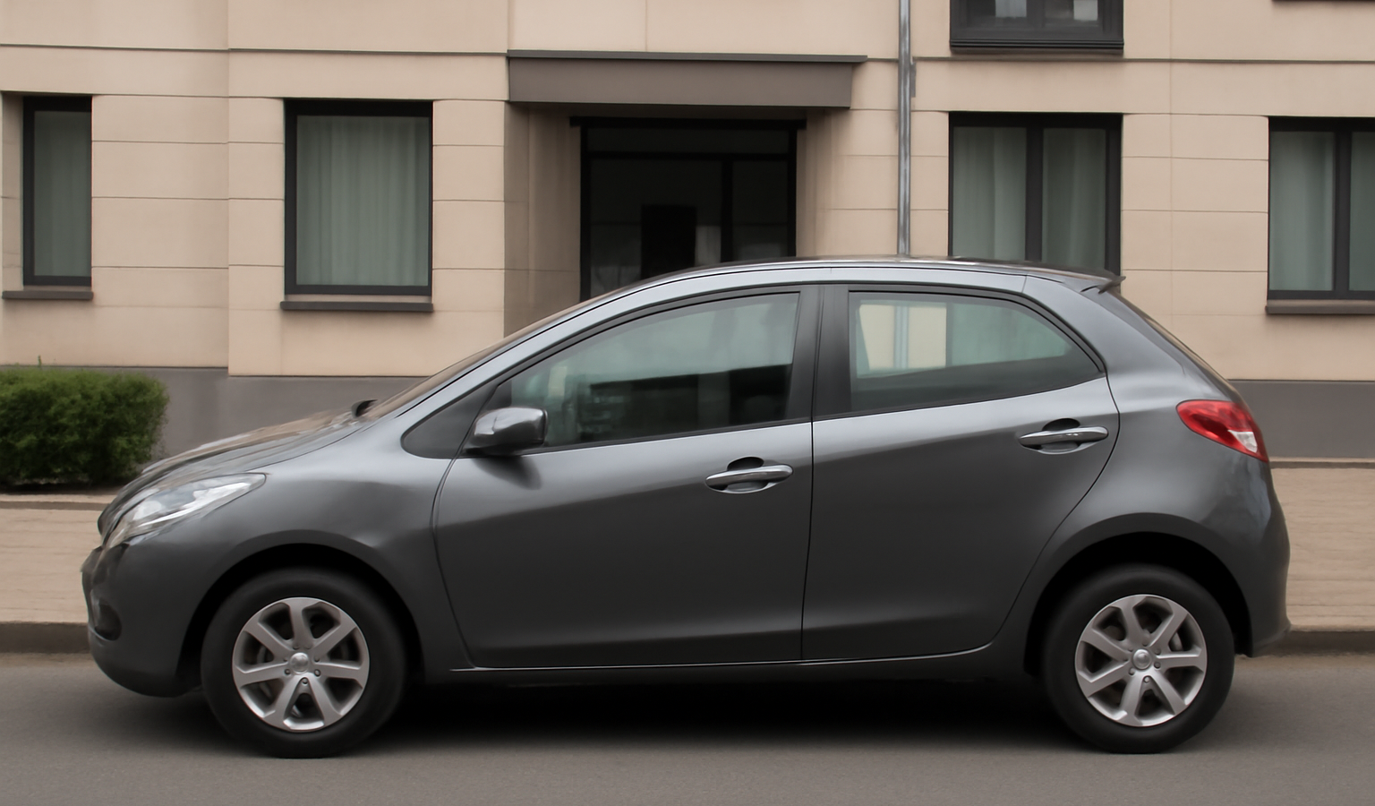 voiture compacte garée devant immeuble