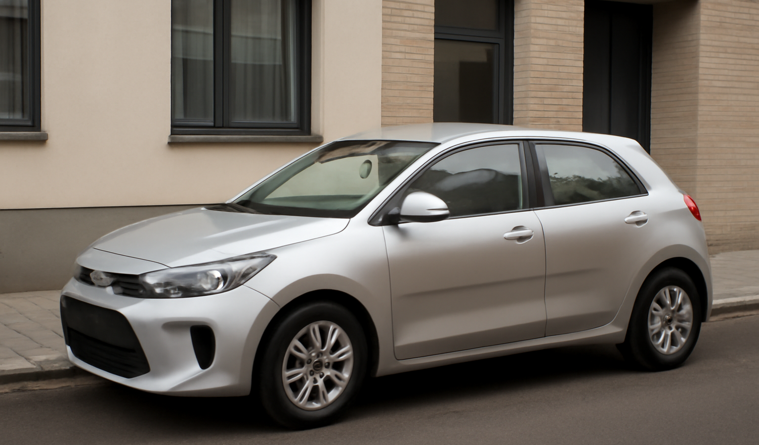 voiture compacte garée devant immeuble