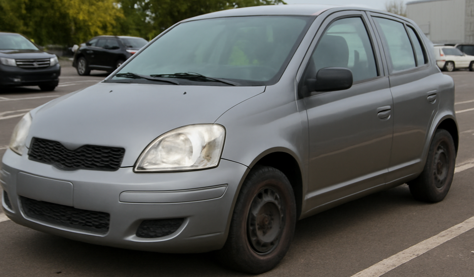 voiture compacte d'occasion sur parking